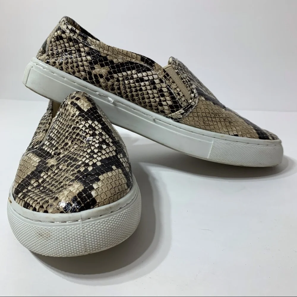Adorable EUC Altar’d‎ State snakeskin print loafers